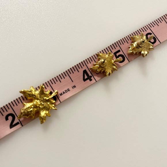 Vintage Gold Tone Maple Leaf Earrings and Matching Lapel Pin - Picture 15 of 16